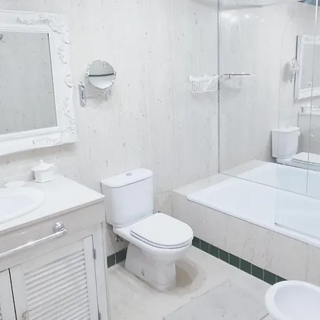 Stylish 3 Bedroom, 2 Bath With Sun Terrace, Gorgeous Sea Views, Air Conditioning, Wi-fi & Communal Swimming Pool בית נופש *