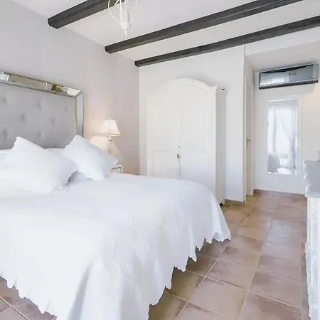 Stylish 3 Bedroom, 2 Bath With Sun Terrace, Gorgeous Sea Views, Air Conditioning, Wi-fi & Communal Swimming Pool * לה הרדורה