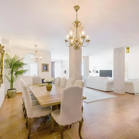 Сasa de vacaciones Stylish 3 Bedroom, 2 Bath With Sun Terrace, Gorgeous Sea Views, Air Conditioning, Wi-fi & Communal Swimming Pool *